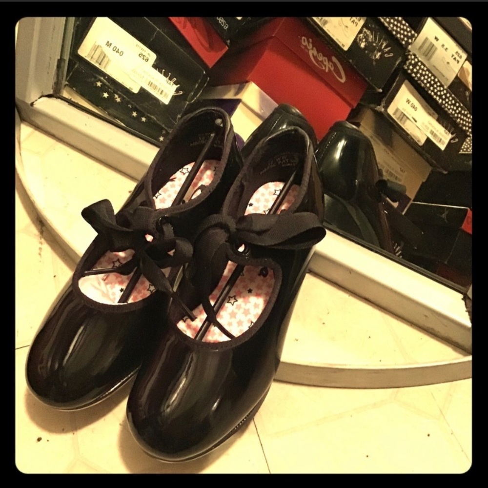 Size 4W black tap shoe